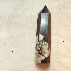 Chrysanthemum Stone/Crystal Tower Point Black w/White Flower-Like Design